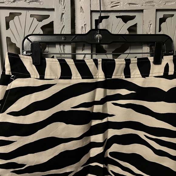 MERONA ROCKIN’ ZEBRA BLACK & CREAM STRIPED STRETCHY MINI SKIRT - Picture 2 of 5